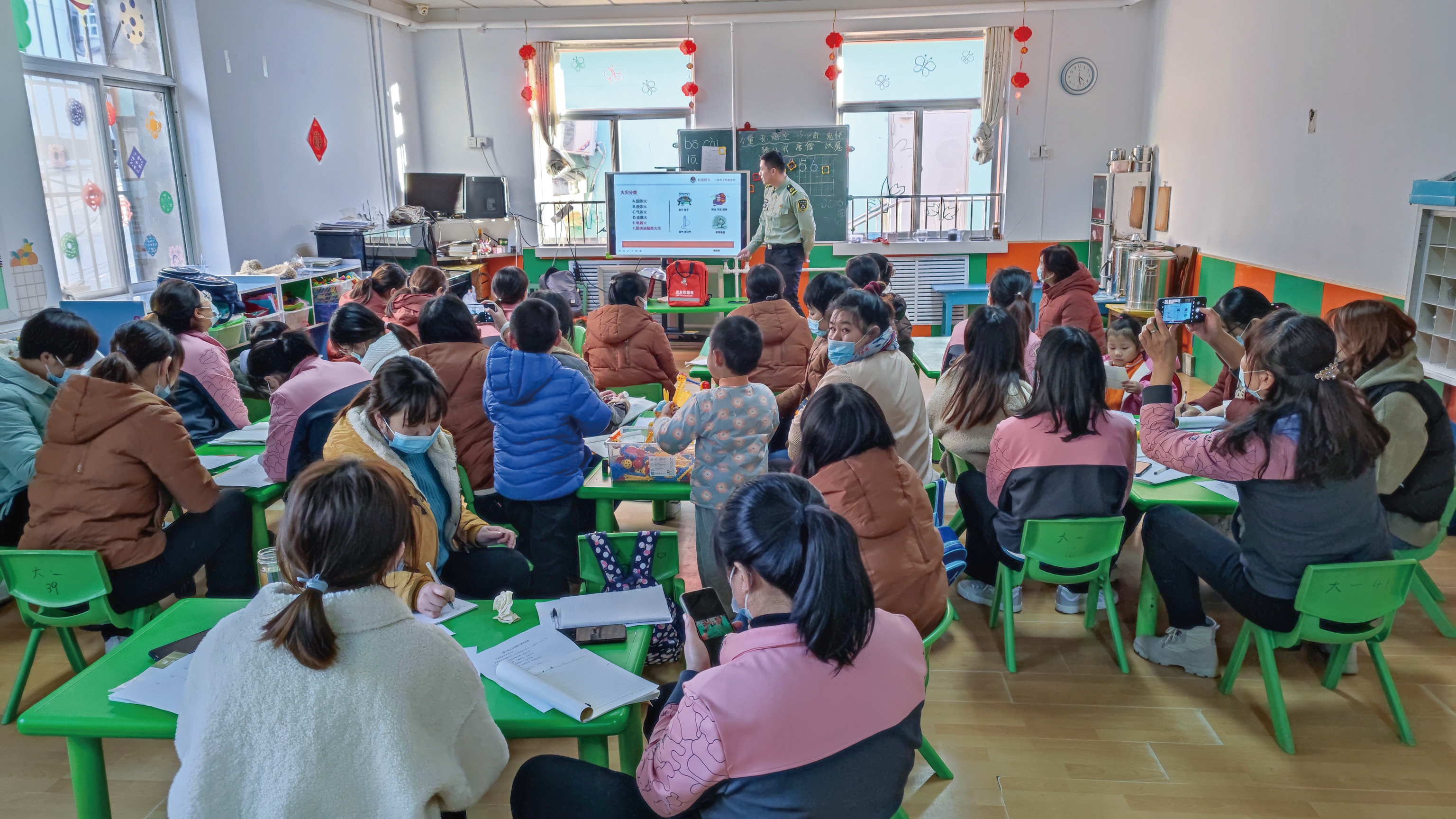 建工幼兒園舉行消防培訓(xùn)及演練活動