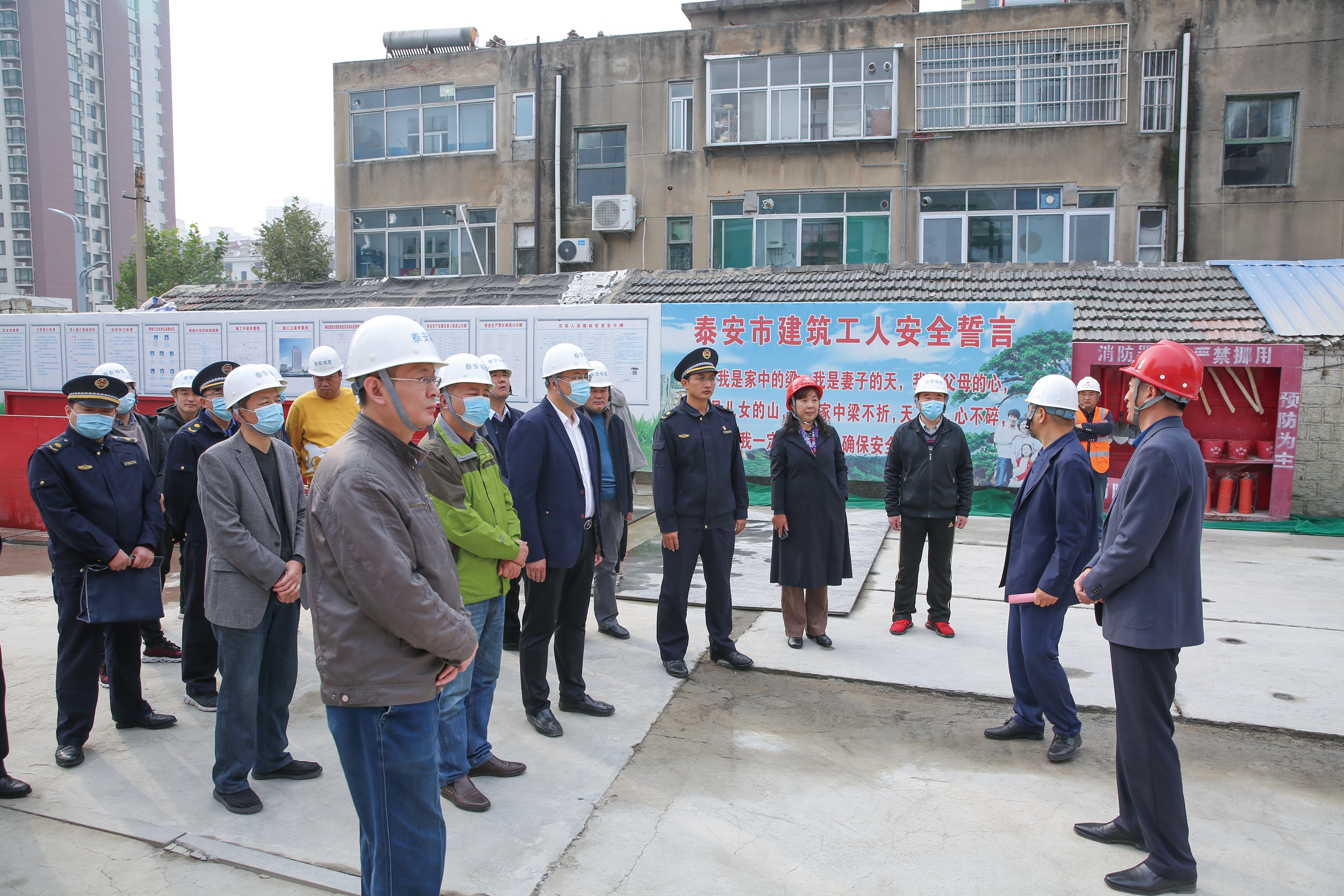 市城管局進(jìn)泰建集團(tuán)工地開展黨史教育活動(dòng)暨安全培訓(xùn)